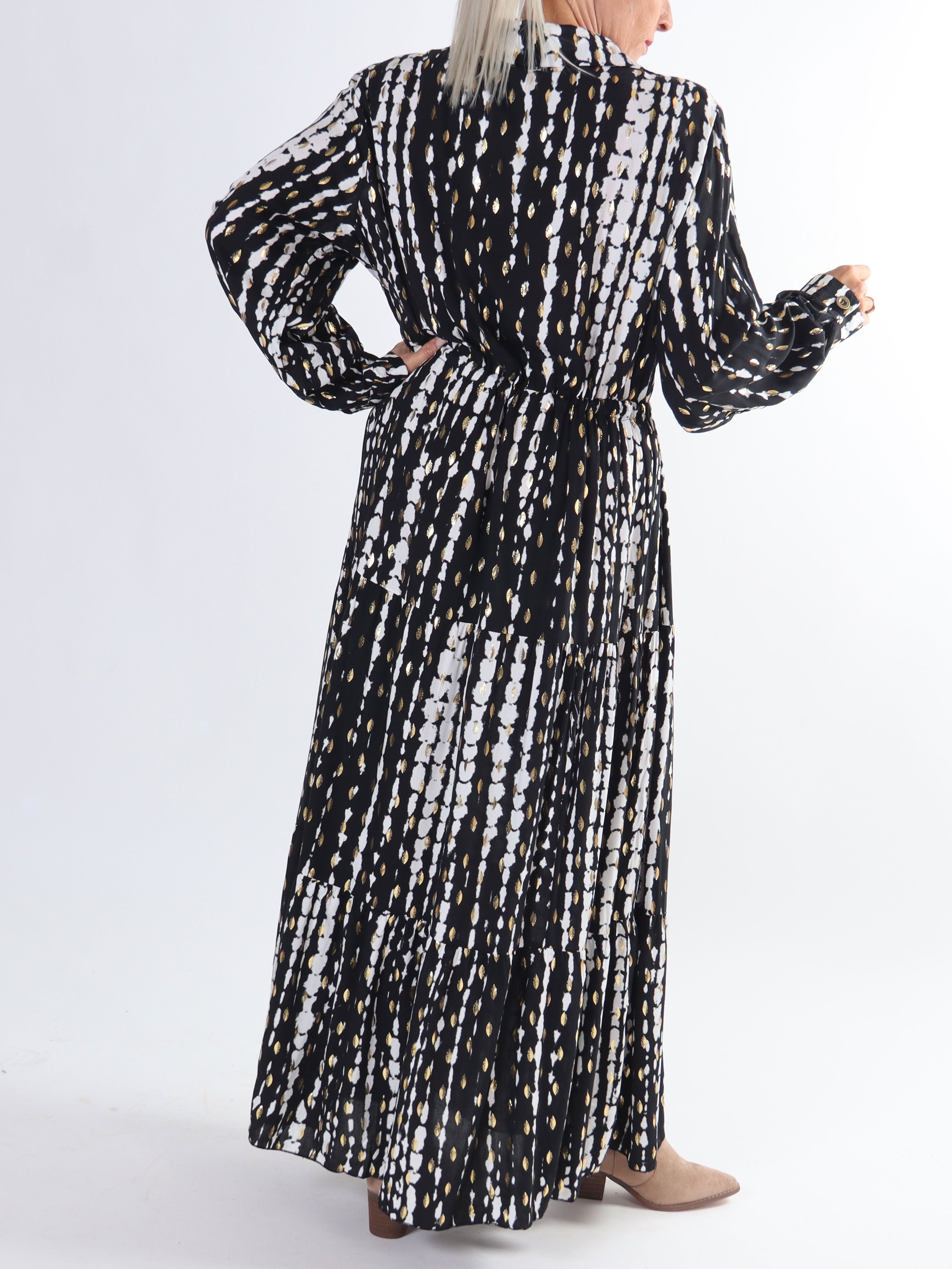 Shelly - Lång plus size klänning i viskos med gulddetaljer